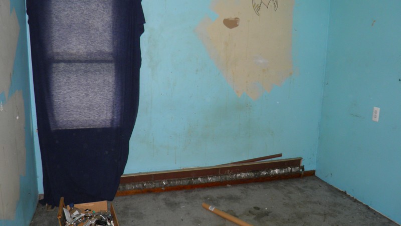 Middle bedroom has this aweful blue paint that will prove to be a challange covering up.