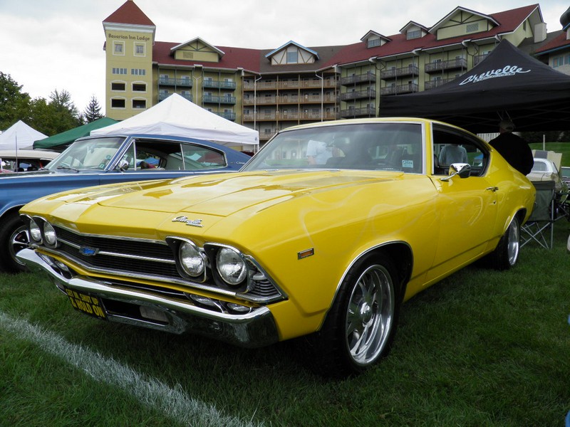 P9100598
We got the opportunity to meet the owner of the yellow Chevelle parked next to Rick.  It was nice to meet you Eric and Mike.
